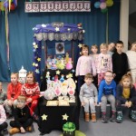 Powiększ zdjęcie Zdjęcie grupowe dzieci  w bibliotece
