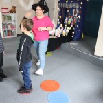 Powiększ zdjęcie Dzieci biorą udział w zabawie