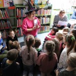 Powiększ zdjęcie Dzieci biorą udział w zabawie
