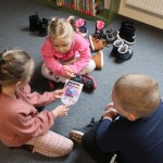 Powiększ zdjęcie Dzieci biorą udział w zabawie