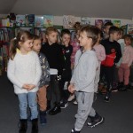 Powiększ zdjęcie Dzieci biorą udział w zabawie