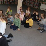 Powiększ zdjęcie Dzieci siedza na podłodze 