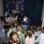 Powiększ zdjęcie Dzieci biorą udział w zabawie