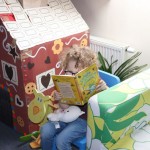 Powiększ zdjęcie Na zdjeciu czytający chłopiec