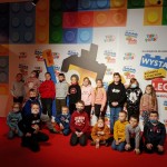 Powiększ zdjęcie Zdjęcie grupowe dzieci na wystawie klocków lego