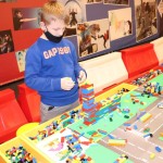 Powiększ zdjęcie Na zdjęciu chłopiec w strefie zabaw buduje z klocków lego