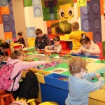 Powiększ zdjęcie Na zdjęciu dzieci w strefie zabaw budują z klocków