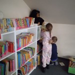 Powiększ zdjęcie Dzieci wybierają książki z regału