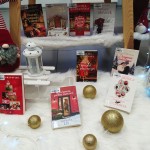 Powiększ zdjęcie okładki książek wśród dekoracji świątecznych