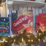 Powiększ zdjęcie Okładki książek świątecznych w oddziale dla dzieci ustawione na skrzynkach