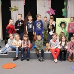Powiększ zdjęcie Grupowe zdjęcie dzieci w bibliotece