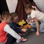 Powiększ zdjęcie Dzieci bawią się dinozaurem